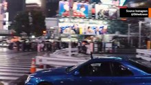 ビデオ：ルイス・ハミルトン、東京で日産スカイラインR34 GT-Rを運転し、ウェブを驚かせる