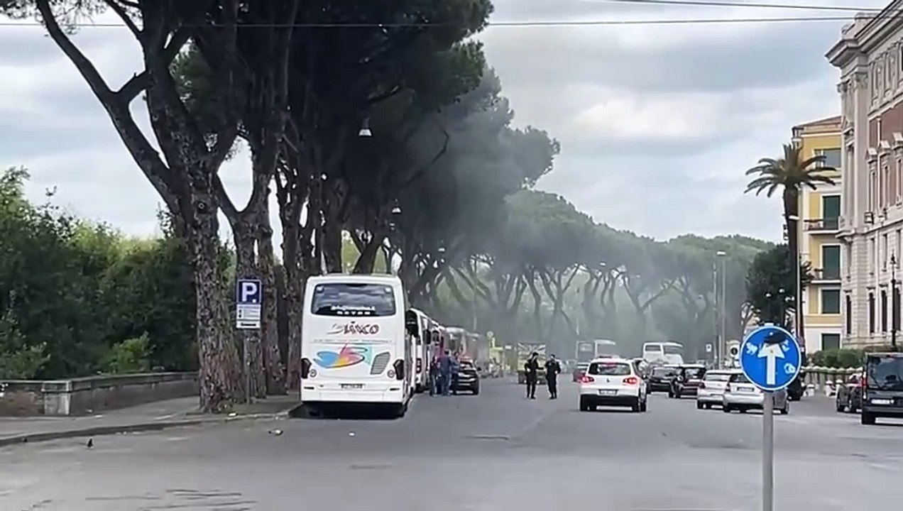 Paura per auto in fiamme sul Lungotevere, rogo spento dai pompieri