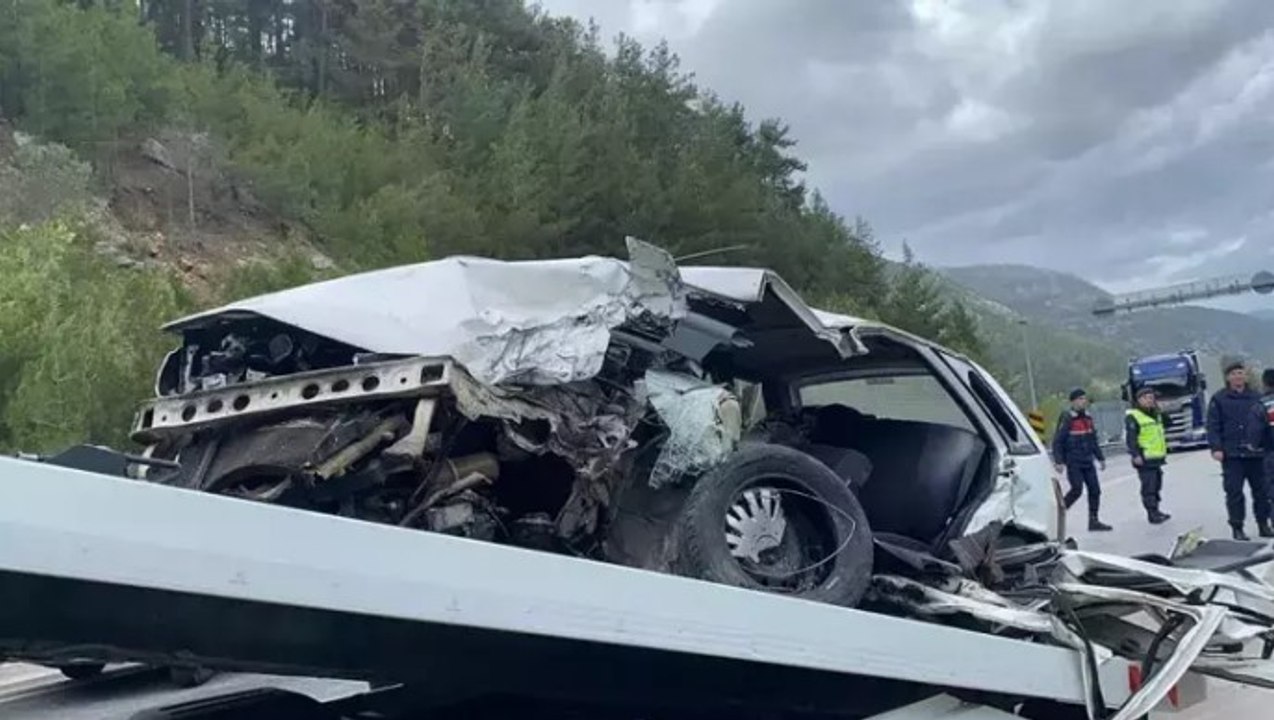 Antalya - Isparta kara yolunda iki araç kafa kafaya çarpıştı: Ölü ve yaralılar var