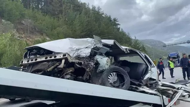 Antalya - Isparta kara yolunda iki araç kafa kafaya çarpıştı: Ölü ve yaralılar var