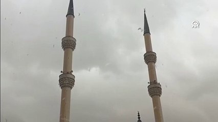 Kuvvetli rüzgar nedeniyle caminin minaresi devrildi