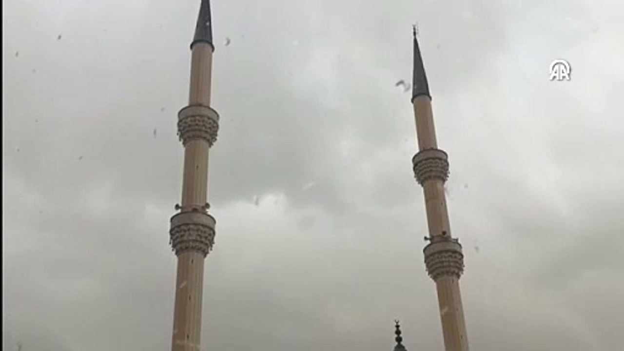 Kuvvetli rüzgar nedeniyle caminin minaresi devrildi