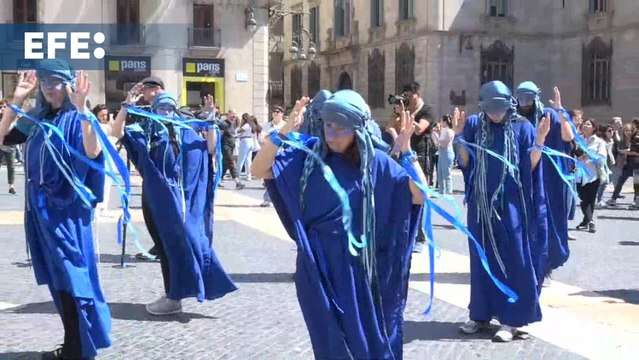 Grupos ecologistas protagonizan una acción de protesta por la sequía