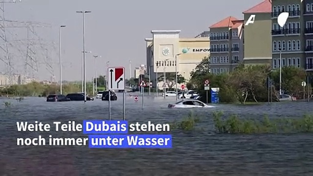 Weite Teile Dubais noch immer unter Wasser