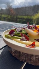 Asperges grillées à l’ail, chips de viande séchée et sauce hollandaise THOMY 