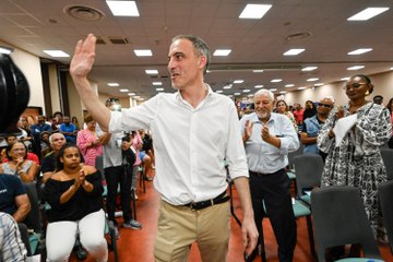 Raphaël Glucksmann : "L'Europe doit apporter encore plus à La Réunion"