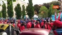 Manifestazione di Cgil e Cisl a Roma, il corteo canta Bella Ciao