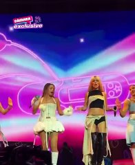 Tini apareció de sorpresa en el show de Emilia Mernes e incendiaron todo