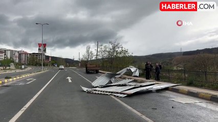 Kastamonu'da fırtına binaların çatıları uçurdu