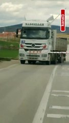Afyon'un İhsaniye ilçesinde hemzemin geçitte kalan bir TIR'a, hızla gelen tren çarptı.