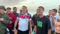 Bolsonaro quase é derrubado por onda do mar com apoiadores