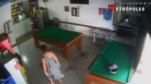 Vídeo: mulher invade bar, bate-boca com homem e joga fezes no chão