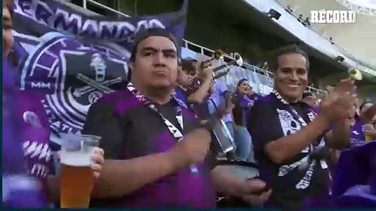 RICARDO SALINAS PLIEGO ALENTÓ AL MAZATLÁN CON LA BARRA DESDE LA TRIBUNA