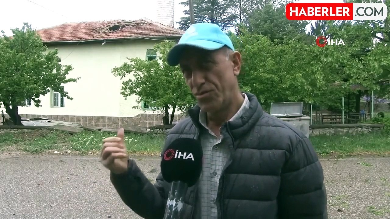 Elmadağ'da fırtınaya dayanamayan iki minare devrildi