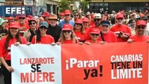 Nueve mil personas se echan a la calle en Lanzarote contra los excesos del sector turístico