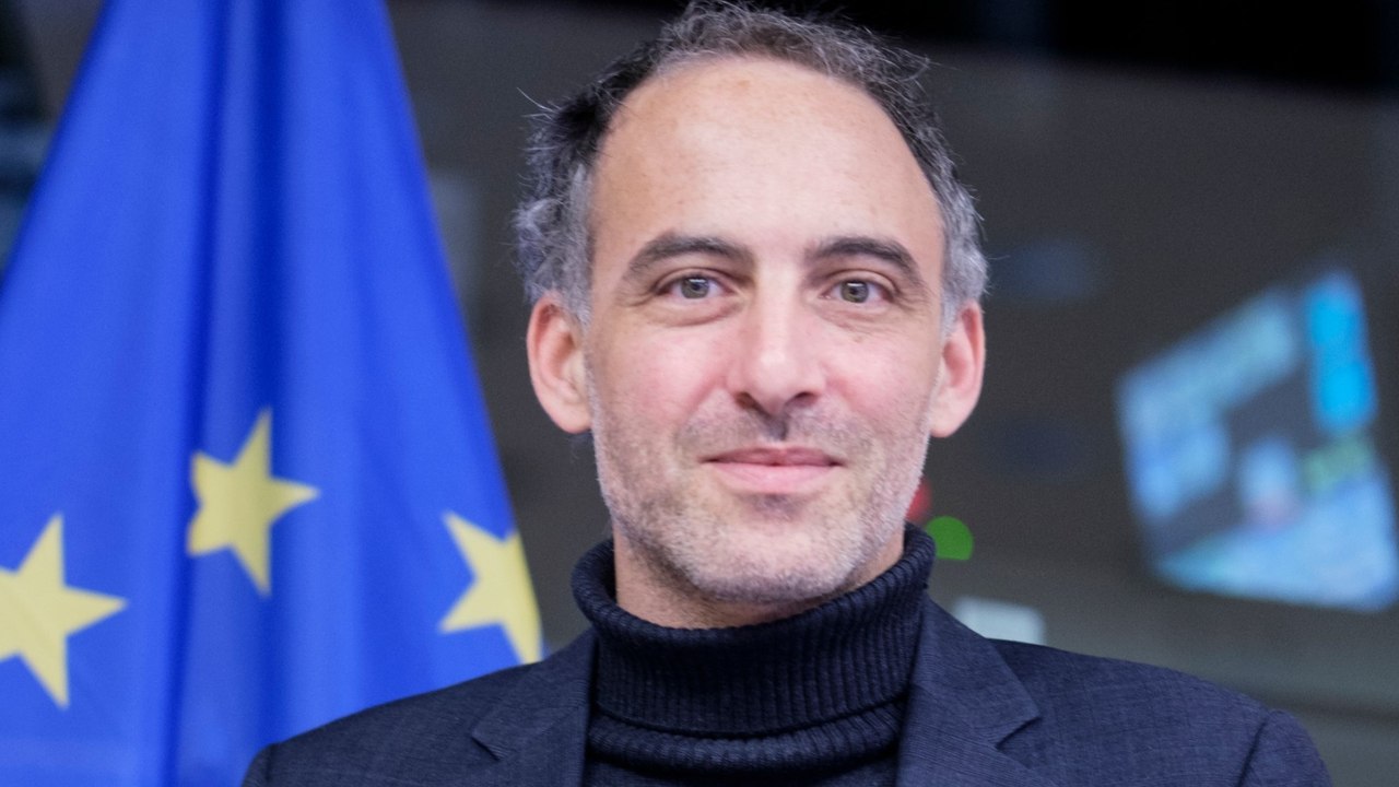 GALA VIDEO - Raphaël Glucksmann pas à l’aise lors de ses premiers meetings : “Il était tétanisé”