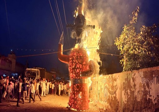 धू-धू कर जला रावण, लगे श्रीराम के जयकारे, देखे वीडियो