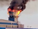 Canada  une tour de contrôle en flammes   Un violent #incendie ravage la #tour de #contrôle de l’aéroport de Goose Bay, #Canada. Les habitations de Happy Valley-Goose Bay, à Terre-Neuve-et-Labrador sont évacuées.