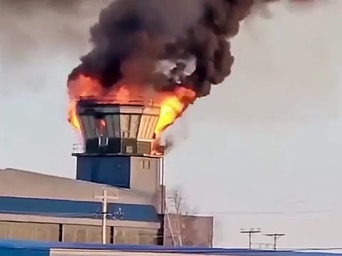 Canada une tour de contrôle en flammes Un violent #incendie ravage la #tour de #contrôle de l’aéroport de Goose Bay, #Canada. Les habitations de Happy Valley-Goose Bay, à Terre-Neuve-et-Labrador sont évacuées.