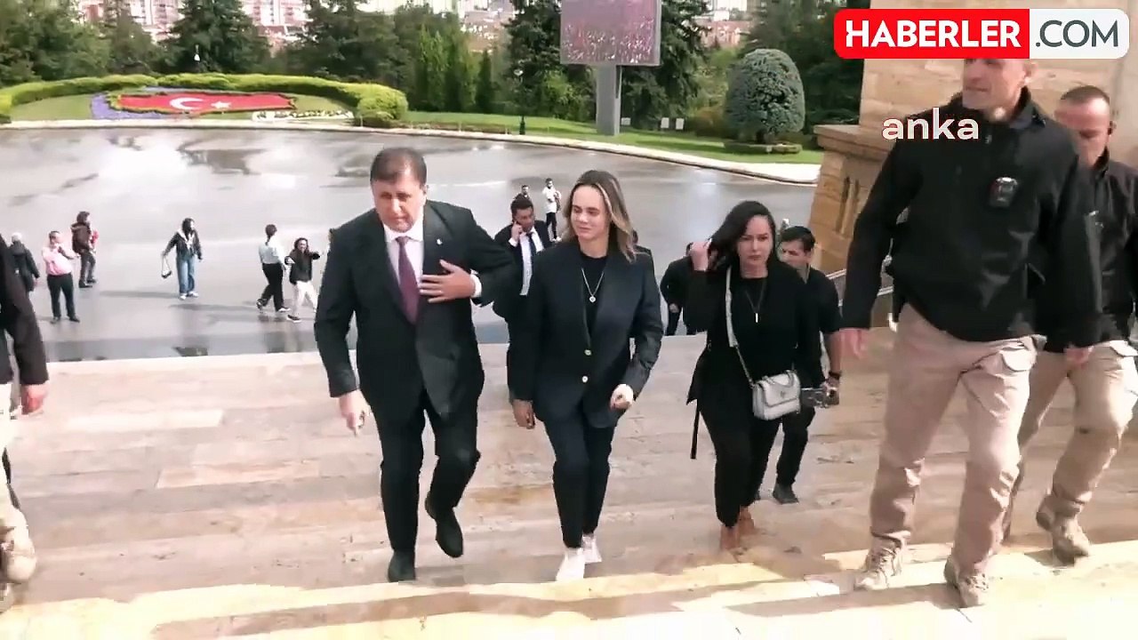 İzmir Büyükşehir Belediye Başkanı Cemil Tugay, Anıtkabir'i ziyaret etti