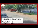 Motorista perde o controle, e carro cai dentro de rio na Bahia