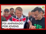 Bolsonaro quase é derrubado por onda ao gravar vídeo com apoiadores no RJ