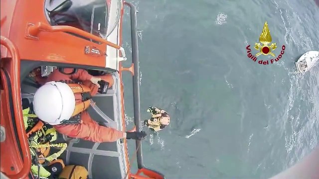 Venezia, salvato dai vigili in elicottero il velista ferito spinto al largo dal vento