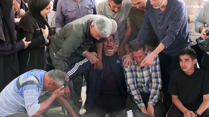 عائلات فلسطينية تنعى أحباءها بعد غارتين جويتين إسرائيليتين على رفح