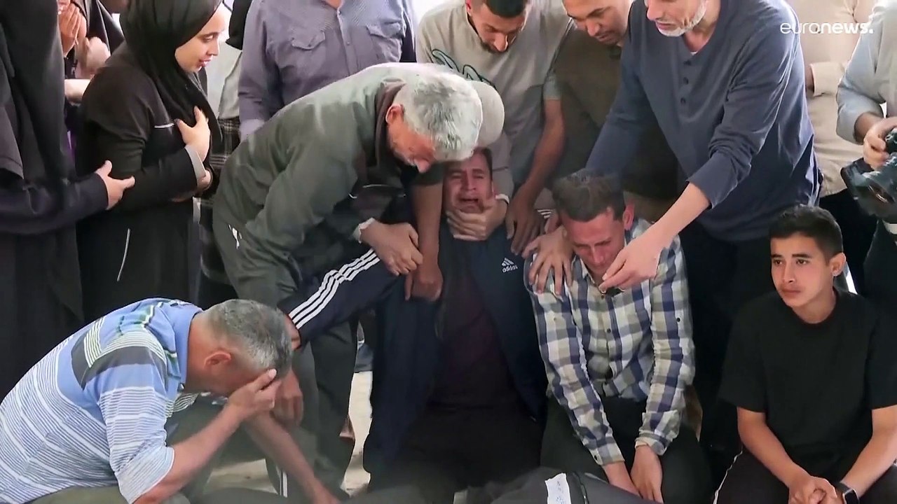 عائلات فلسطينية تنعى أحباءها بعد غارتين جويتين إسرائيليتين على رفح