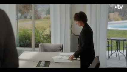 Un Si Grand Soleil : Elle le vire de la villa...