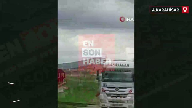 Afyonkarahisar'da hemzemin geçitte mahsur kalan tıra tren çarptı