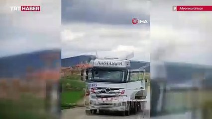 Hemzemin geçitte mahsur kalan tıra tren çarptı