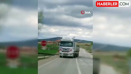 Hemzemin geçitte mahsur kalan tıra tren çarptı... Feci kaza kamerada