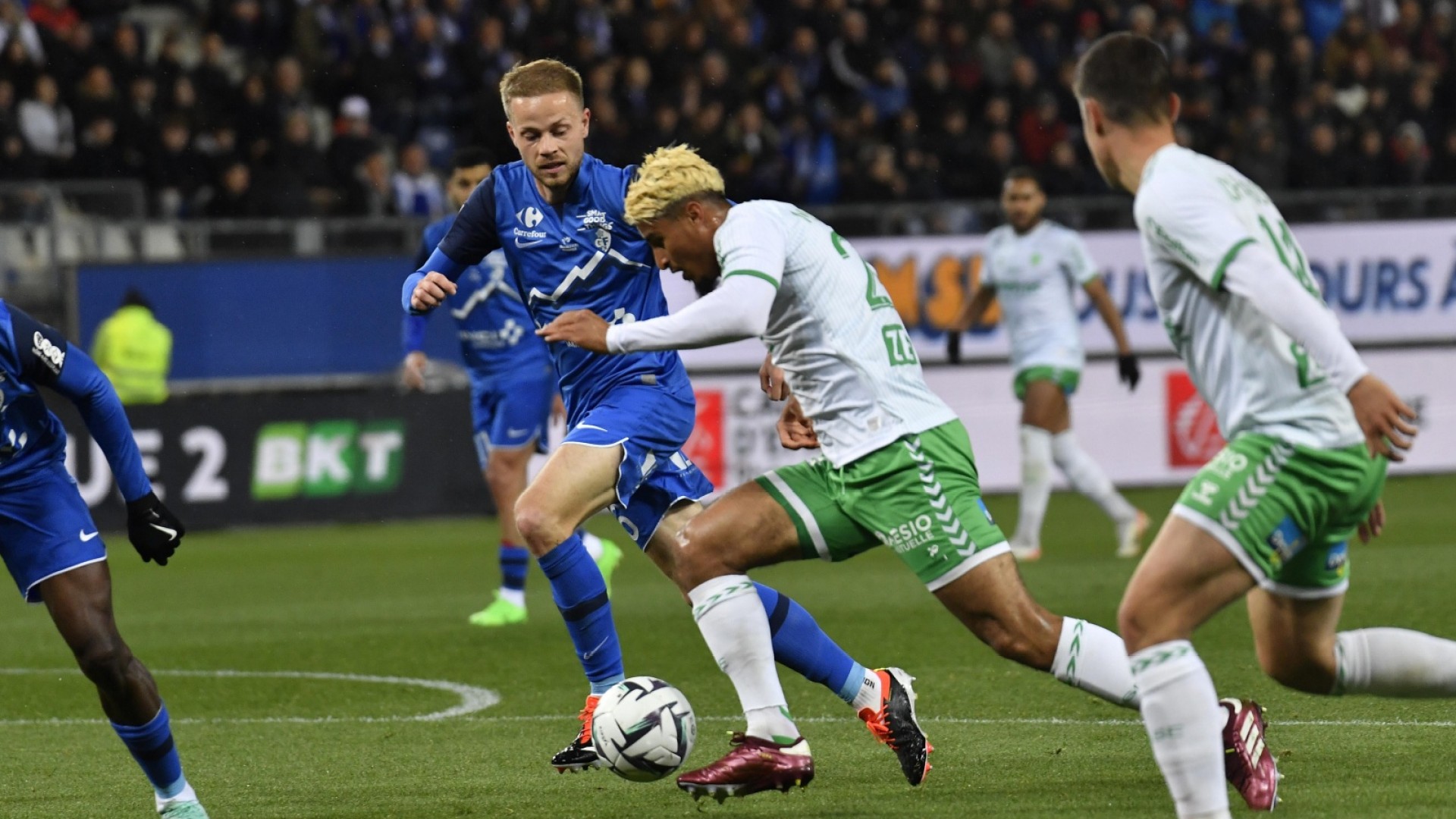 Ligue 2 : Saint-Etienne reste au contact en battant Grenoble