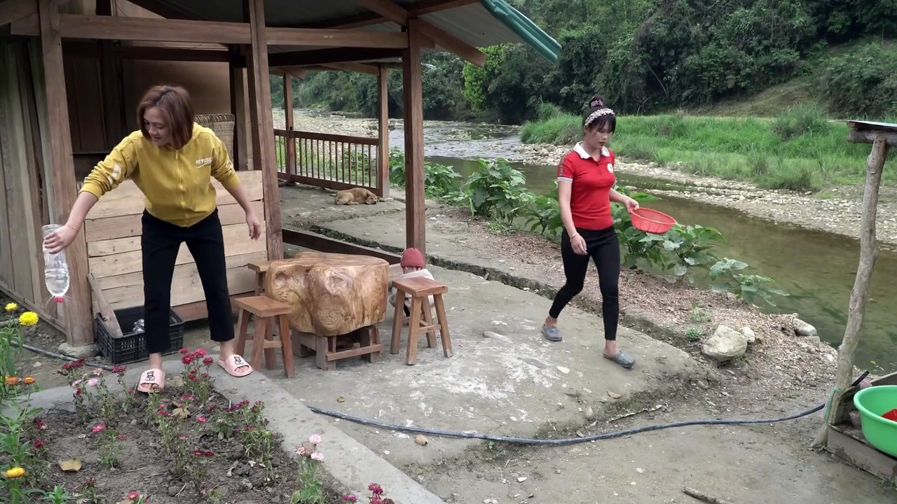 2 cô gái xinh đẹp chặn sông bắt cá