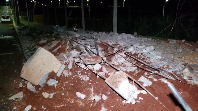 Caminhão sobe à calçada e derruba poste na Avenida das Torres