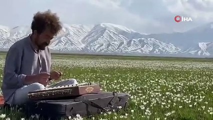 Burası İsviçre değil Hakkari! Doyumsuz manzarada santur keyfi!