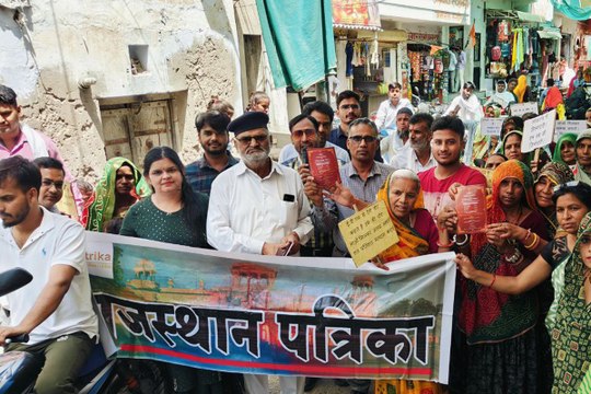 गली-गली बांट रहे पाती , मतदान की कर रहें मनुहार, रैली निकाल मतदाताओं को दिया निमंत्रण
