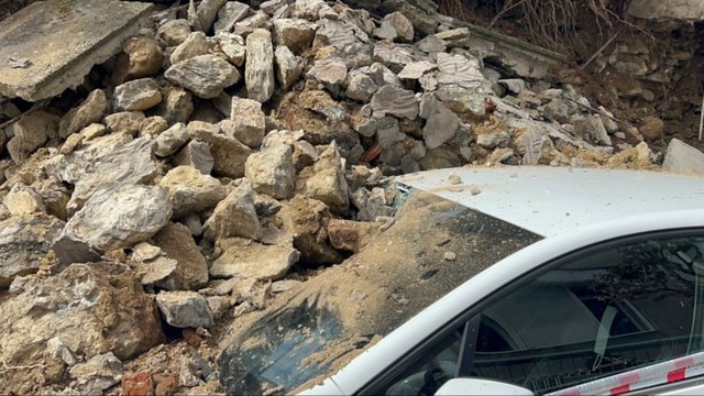 Üsküdar’da sitenin duvarı çöktü