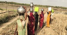 महिलाएं 41 डिग्री तापमान में एक किमी दूर चम्बल नदी से ला रही पानी