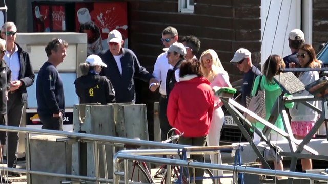 Juan Carlos I no participa en la regata de Sanxenxo y visita a la tripulación del 'Bribón'