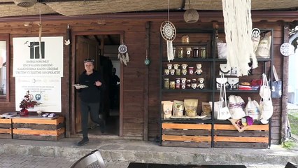 Sinoplu kooperatif üyesi kadınlar balıklı mantı üretiyor