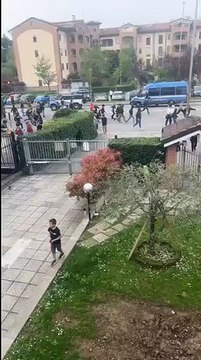 L'assalto degli ultrà del Monza al pullman dei tifosi del Napoli, poi gli scontri con la polizia: 20 Daspo