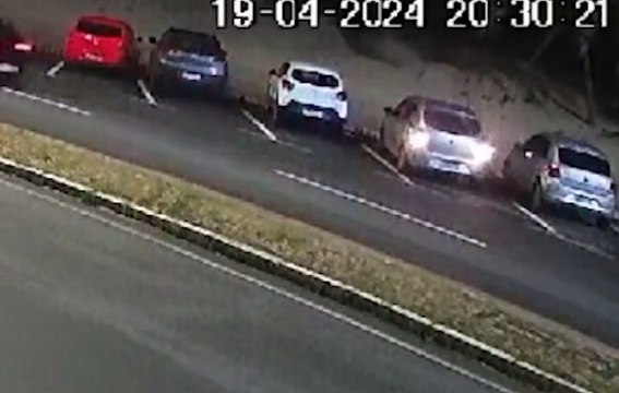 Homem finge procura por vaga de estacionamento para furtar outros carros