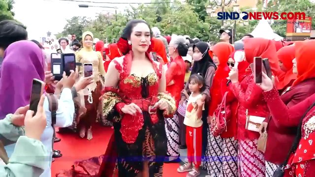 Fashion Show Kebaya Kartini di Catwalk Terpanjang 1,90 Km di Madiun Pecahkan Rekor MURI