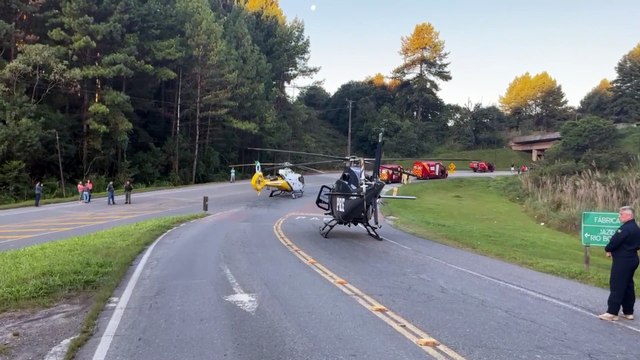 Motorista não vence curva, invade pista contrária e bate contra caminhão em estrada de Balsa Nova