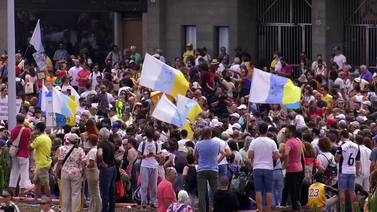 Zehntausende protestieren auf den Kanaren gegen Massentourismus