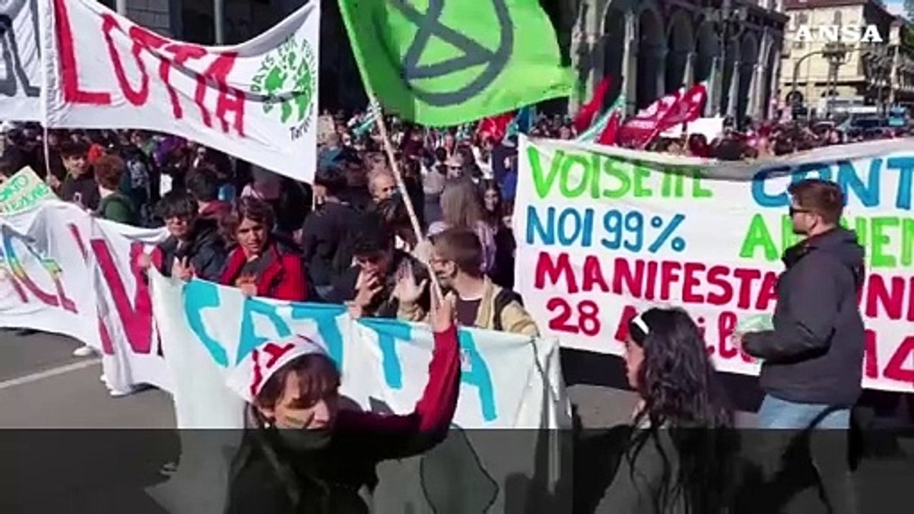 Fridays for future, un migliaio in corteo a Torino
