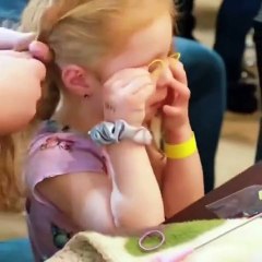 Ces papas participent à des cours pour apprendre à coiffer leur fille !