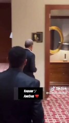 عمرو دياب ينفعل على المصورين خلال حفل زفاف ابن محمد فؤاد